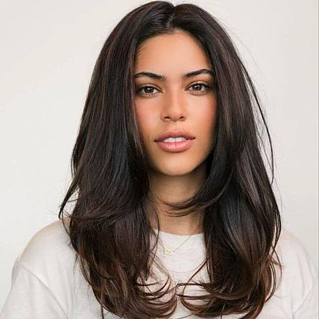 Modelo con corte de pelo long layered estilo contour