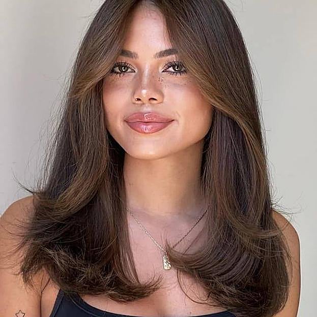 Mujer con corte de pelo long layered