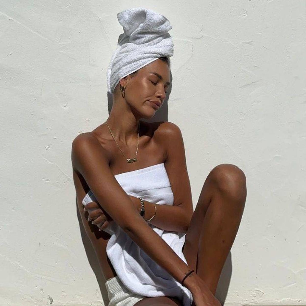 Influencer con piel del cuerpo firme