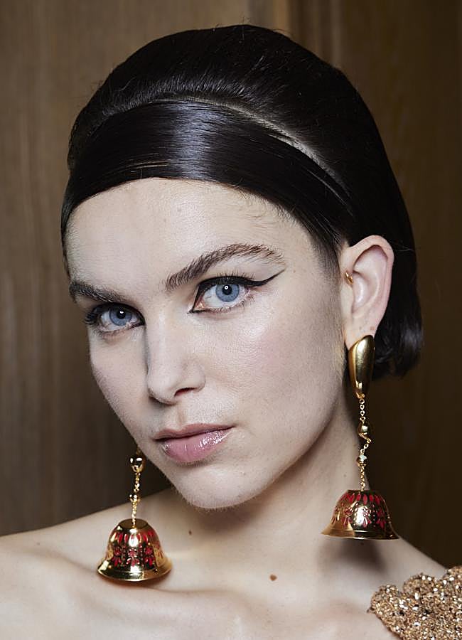 Imagen - Una modelo con el peinado diadema que verás en primavera.