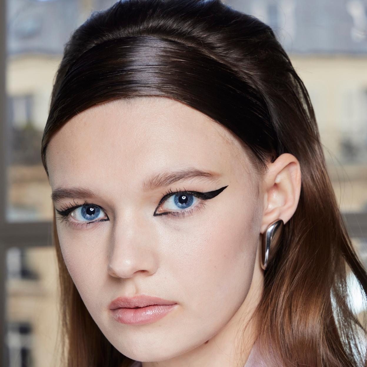 Peinado efecto diadema: la última tendencia capilar vista en París