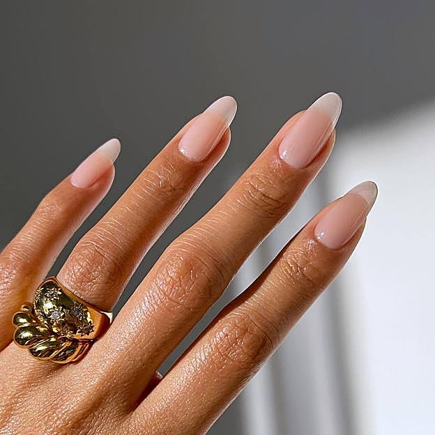 Manicura de uñas jabón en tonos naturales