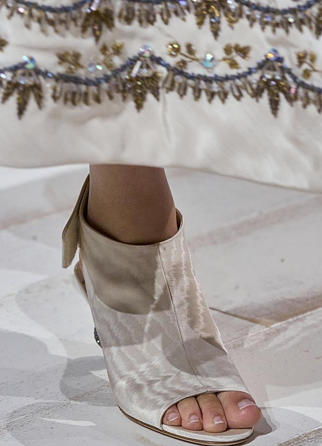 Imagen - Zapatos blanco con puntera abierta de Dior.