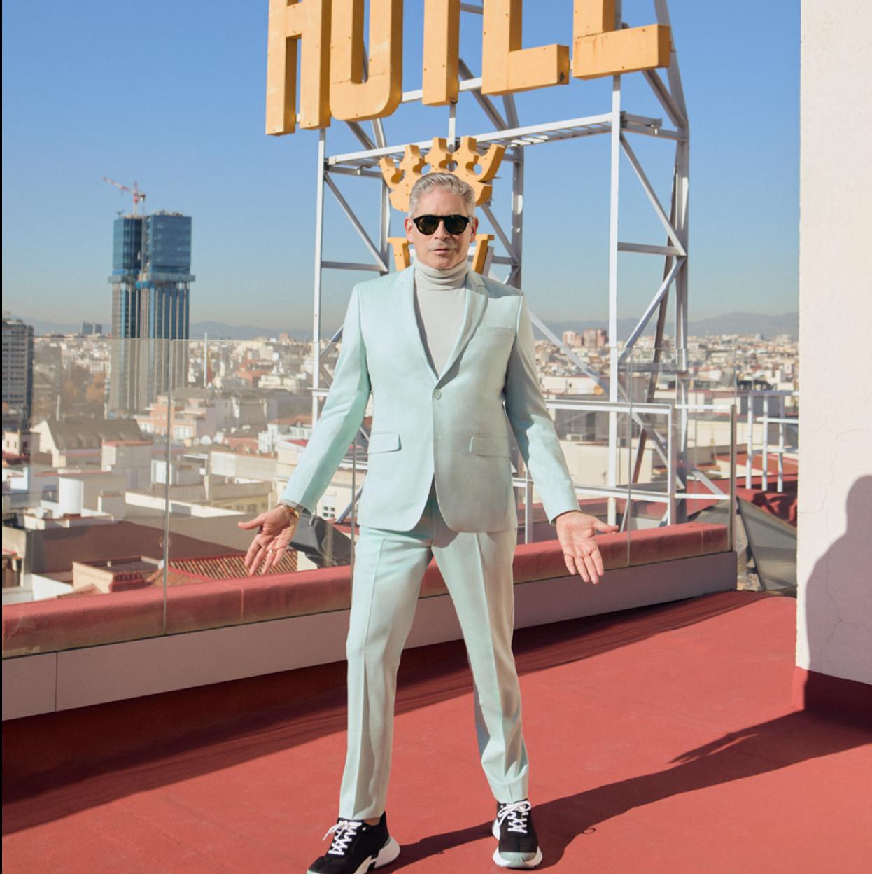 Boris Izaguirre lleva traje de Karl Lagerfeld, jersey y zapatillas de Hermès; y gafas de sol de Prada. Pulsera, sortijas y reloj, todo de Cartier.