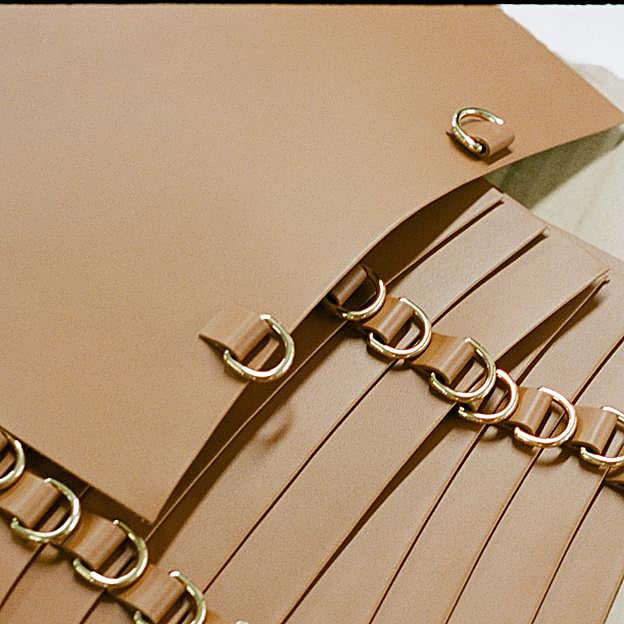 Imagen principal - Detalles del proceso de confección de los bolsos de Polène, que se lleva a cabo en Ubrique.