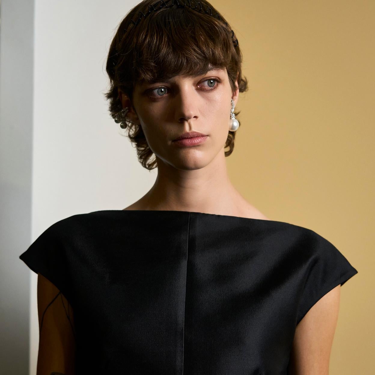 Una mujer con parches de ojos.