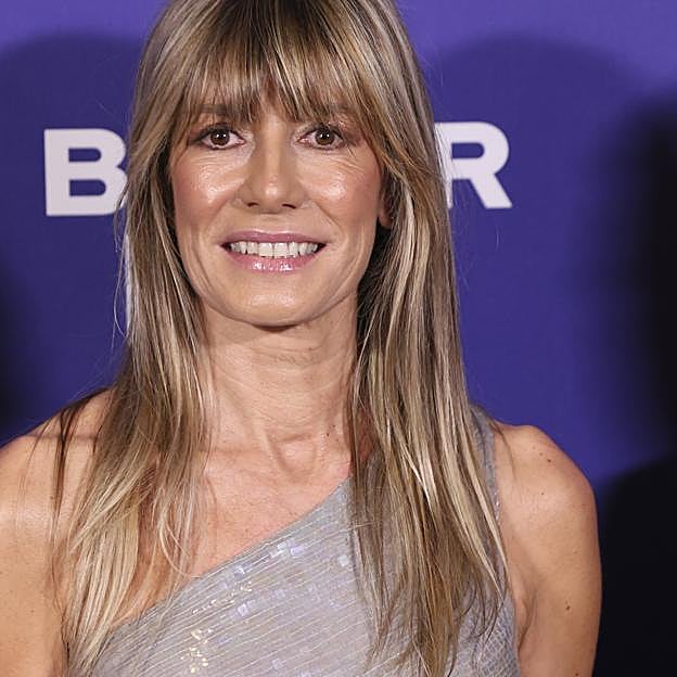 Begoña Gómez, espectacular con un vestido de lentejuelas con el hombro al descubierto