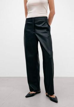 Imagen secundaria 2 - Los pantalones efecto piel de Mango, de Bershka y de Adolfo Domínguez.