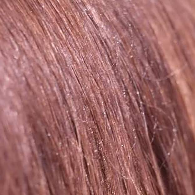 La farmacéutica Estafanía Blanco probando el efecto impermeable del spray antiencrespamiento en su pelo