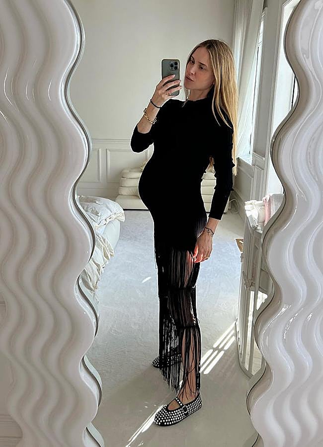 Imagen - Look con vestido negro y merceditas con strass / @pernilleteisbaek