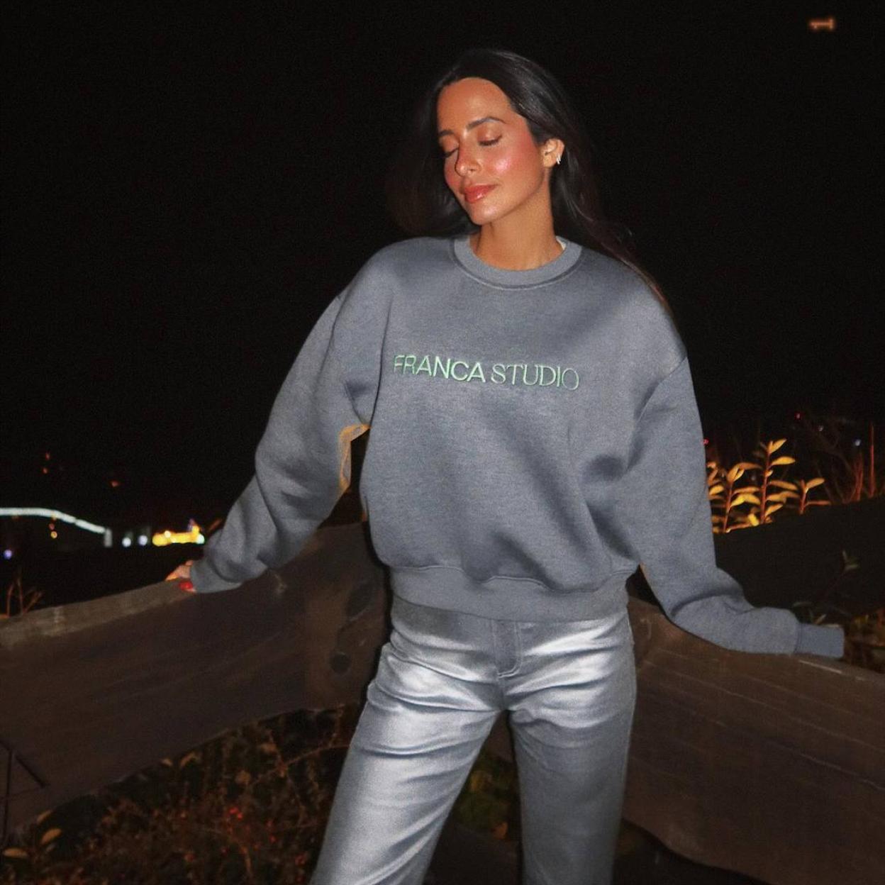 La influencer lleva un look estiloso con sudadera