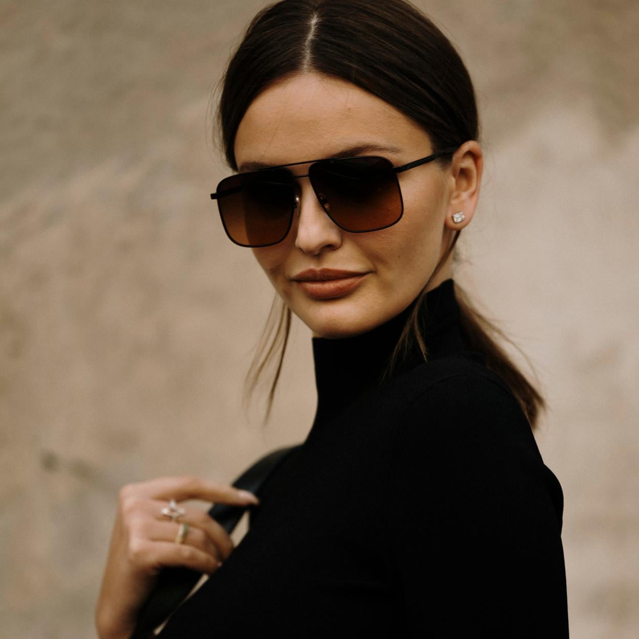 Mujer con piel maquillada