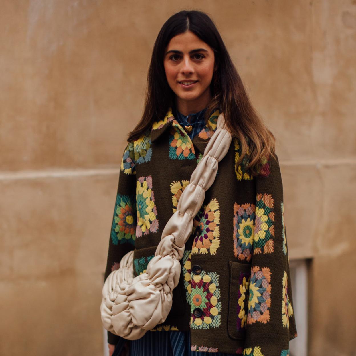 Una influencer con el bolso viral de Cos.