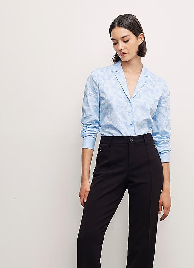 Imagen - Camisa con escote de Lasserre, 58 euros.