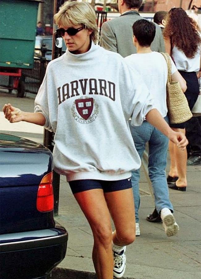 Imagen - Look de Lady Di con sudadera varsity / @90scelebvibes