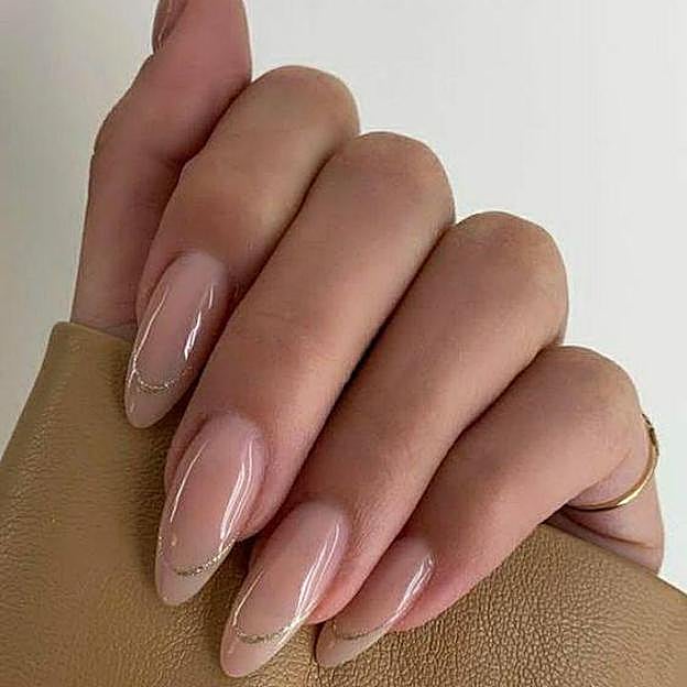 Manicura francesa doble en tono nude brillante