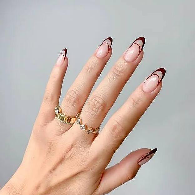 Manicura francesa doble en color burdeos tendencia