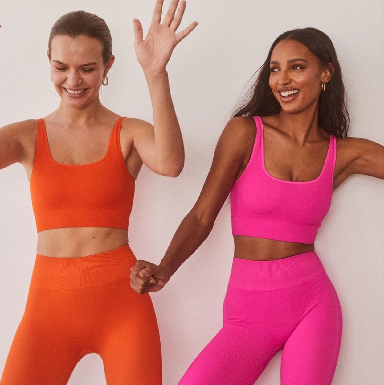 Mujeres felices con ropa deportiva. /