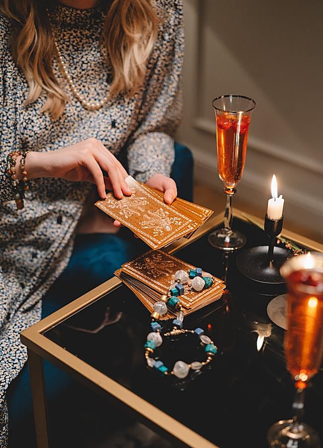 Imagen - Mujer echando las cartas del Tarot/PEXELS