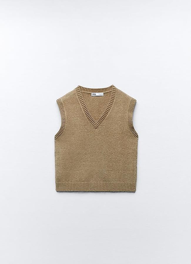 Imagen - Chaleco de punto en color marrón de Zara.