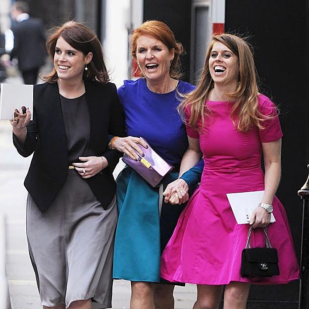 Sarah Ferguson, en una foto reciente con sus hijas, Beatriz y Eugenia. 