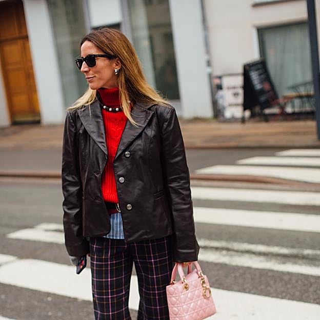 La cazadora efecto piel que rebaja a 30 euros Mango Outlet es la más vista del street style