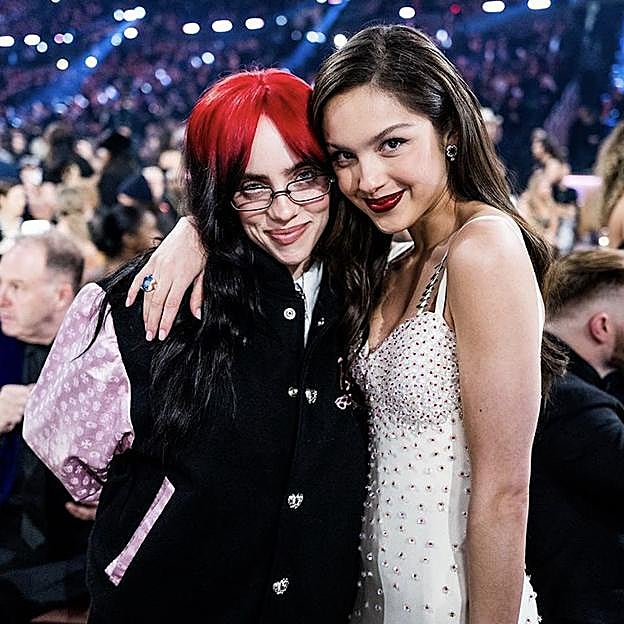 Billie Eilish, ganadora del Grammy a la Canción del Año, junto a Olivia Rodrigo. 