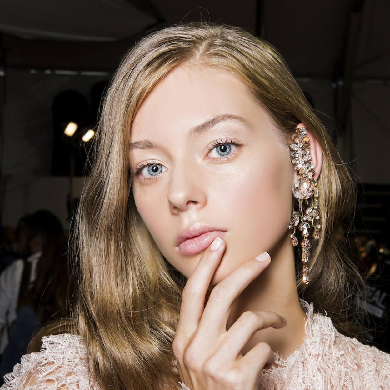 Modelo con manicura brillante por top coat