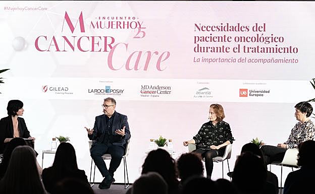 María Elvira charla con David Garduño Blanco, Responsable del Departamento de Oncología en La Roche Posay; Edesia Martín Pascual, Enfermera de oncología del Hospital Universitario Ramón y Cajal; e Itziar Pagola. Directora del programa VEnCE de la Universidad Europea. 