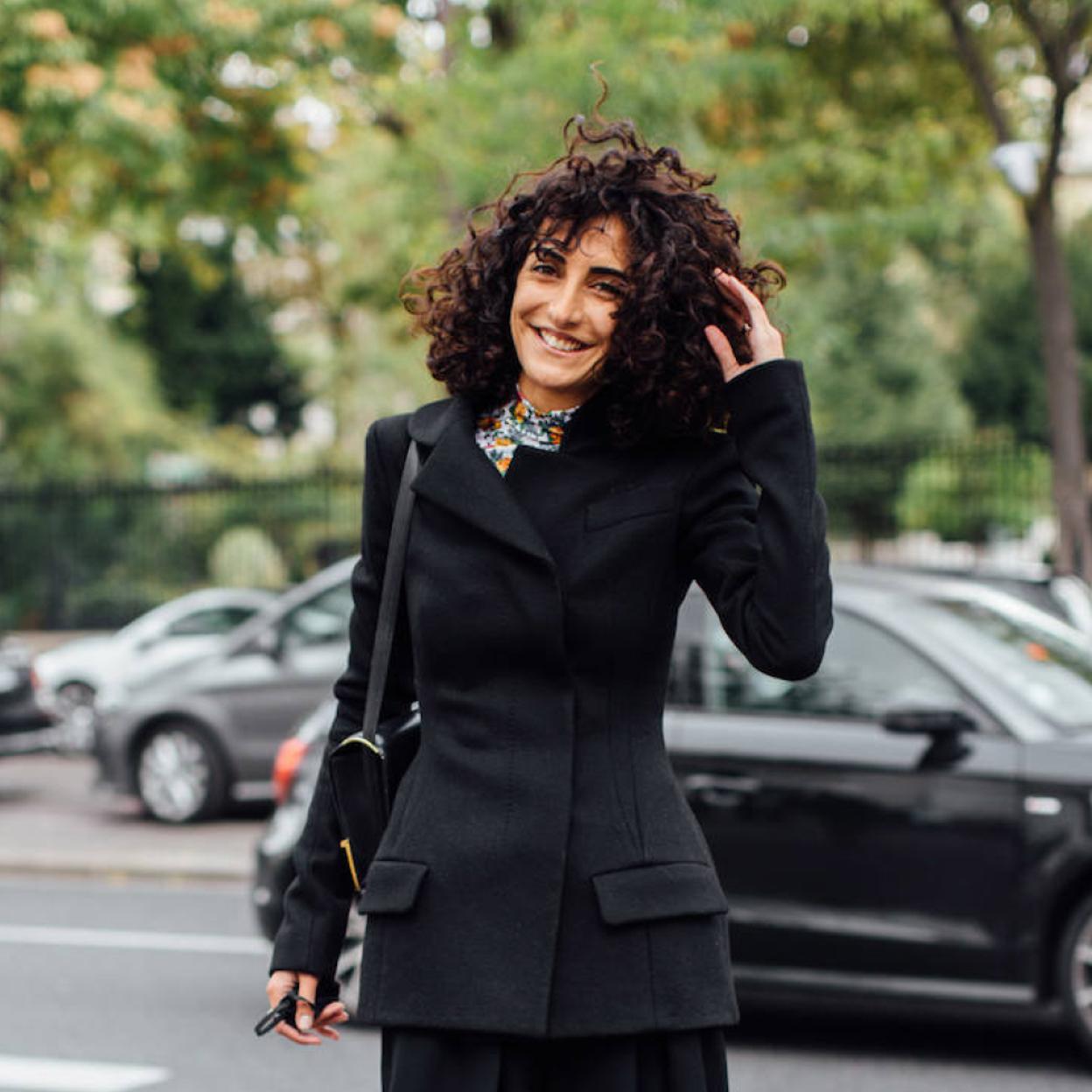 Modelo con pelo rizado