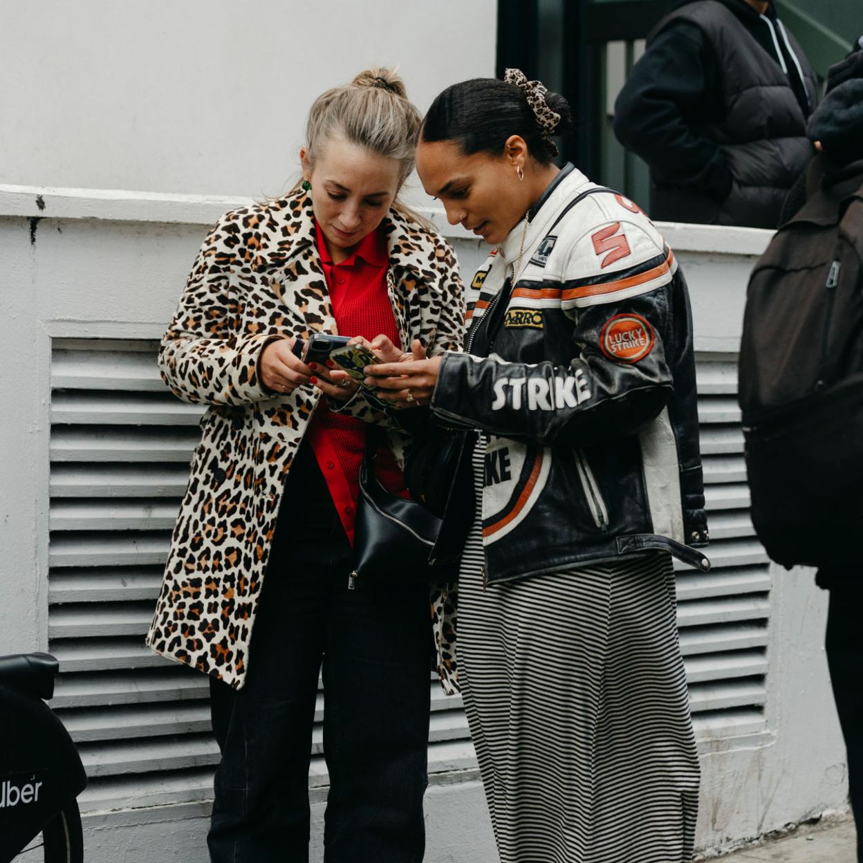 Vuelven los abrigos con estampado de leopardo.