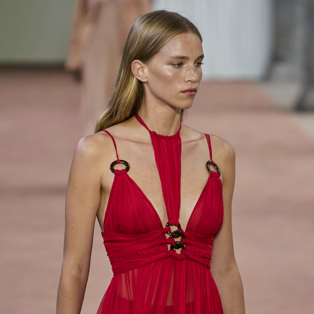 Un look de Alberta Ferretti.