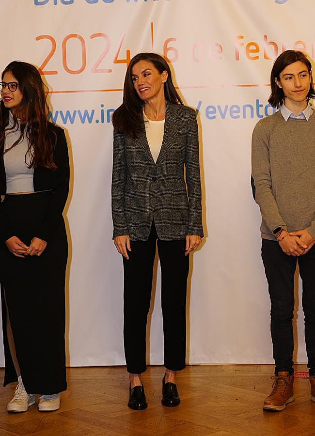 Imagen - La reina Letizia con un look de oficina. / LIMITED PICTURES