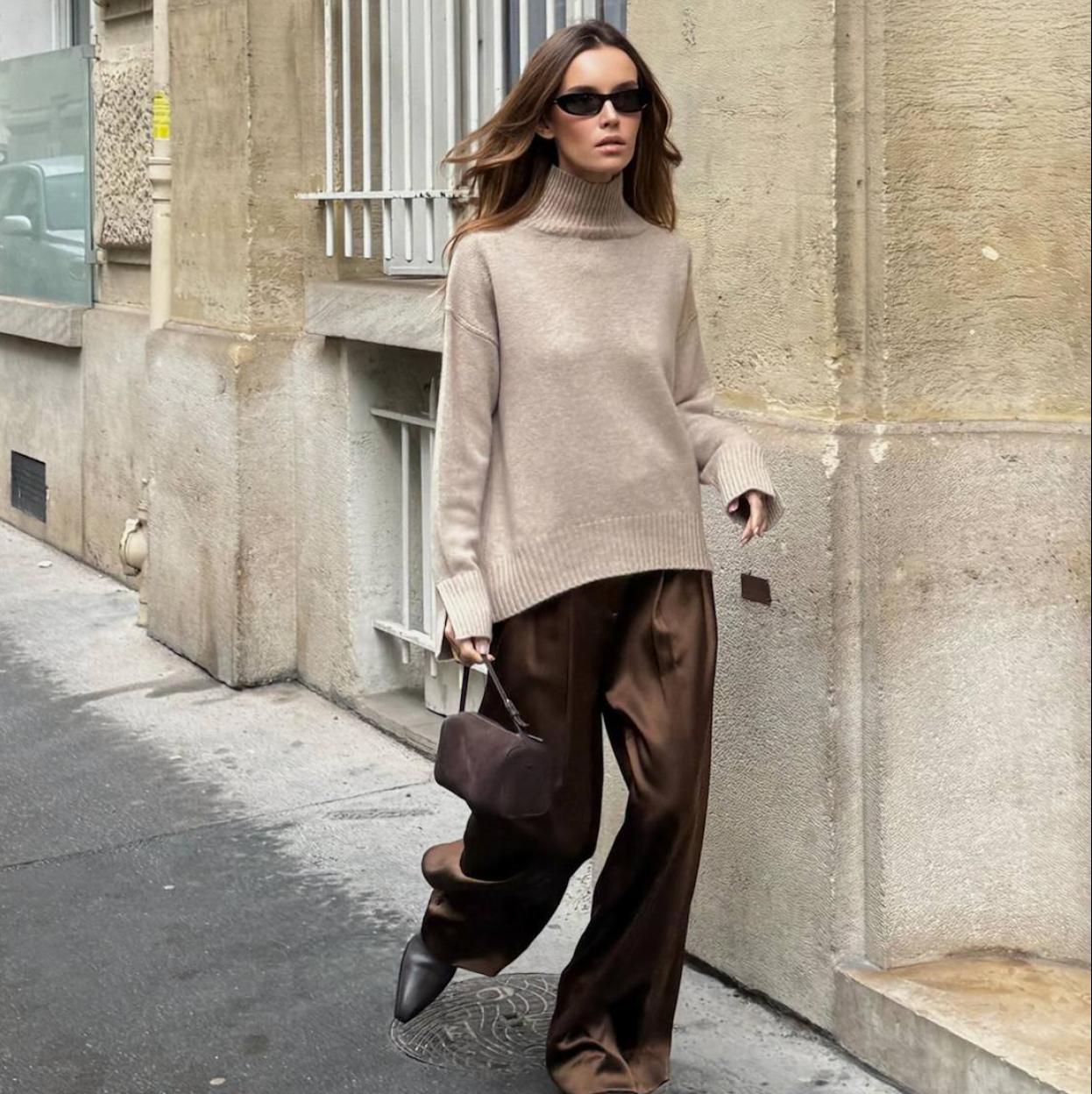 Influencer con pantalones de satén