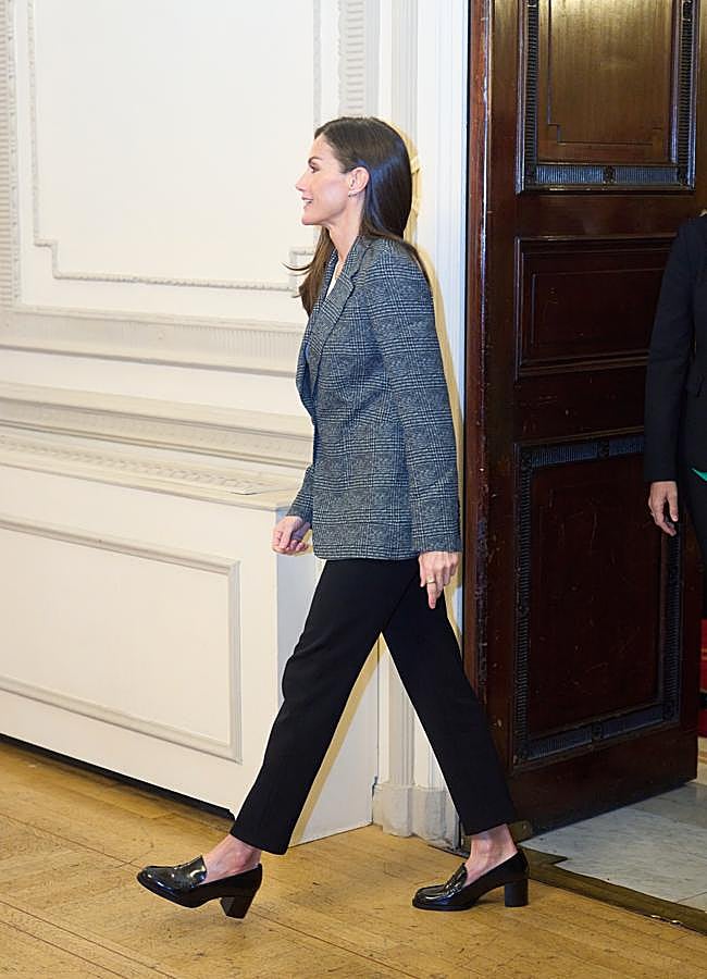 Imagen - La reina Letizia con unos mocasines de tacón cómodo. / LIMITED PICTURES