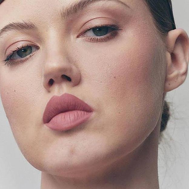 Lindsey Wixson con tipo de labios efecto boca de muñeca