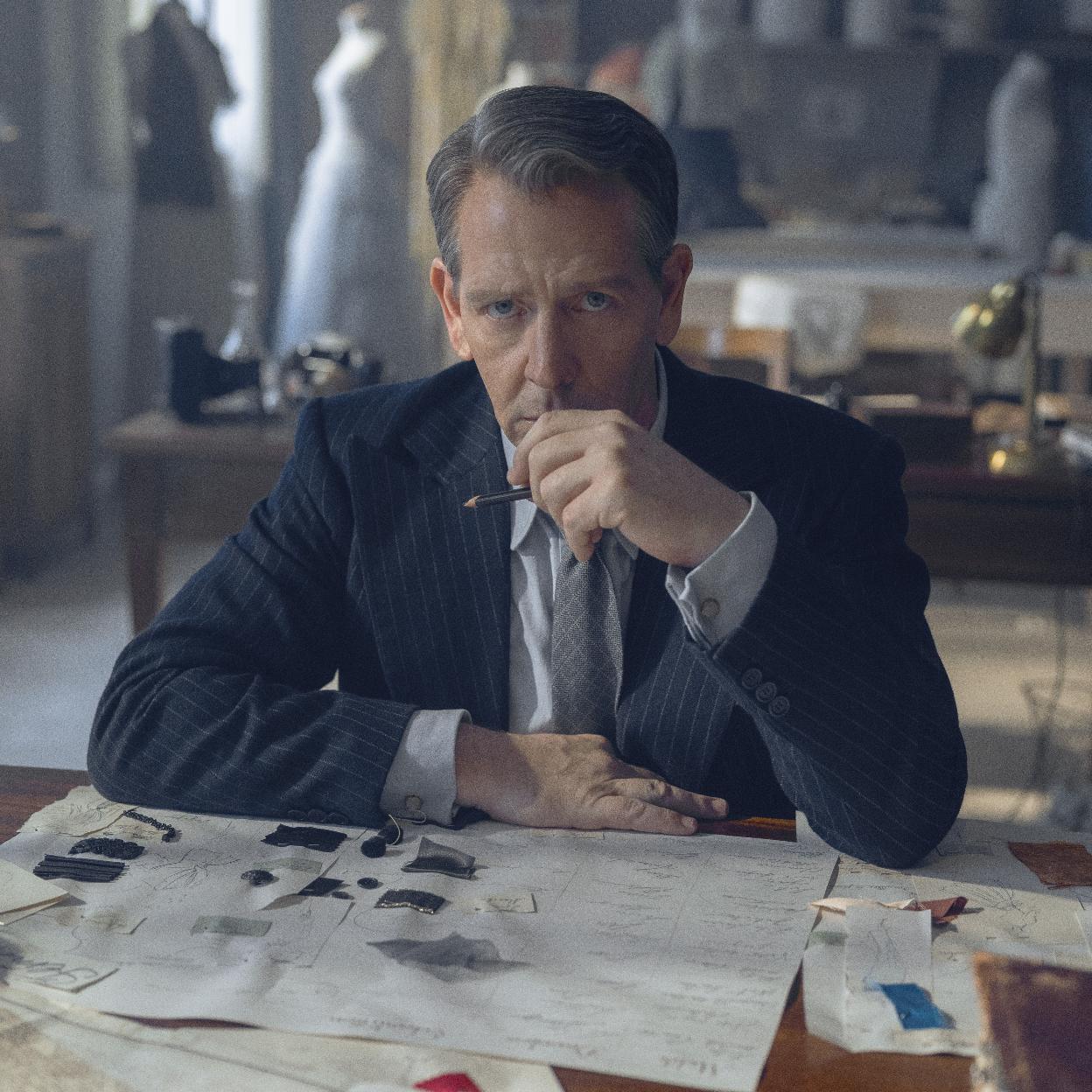 El actor australiano Ben Mendelshon es el encargado de interpretar a Christian Dior en New Look.