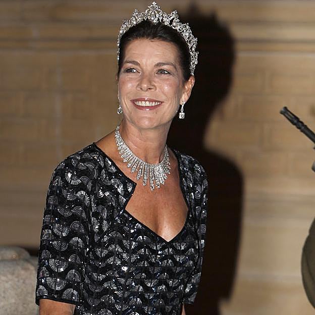 Carolina de Mónaco lució en la boda de Guillermo y Estefanía de Luxemburgo la tiara Pearl Drop y la tiara Diamond Fringe, a modo de collar. 