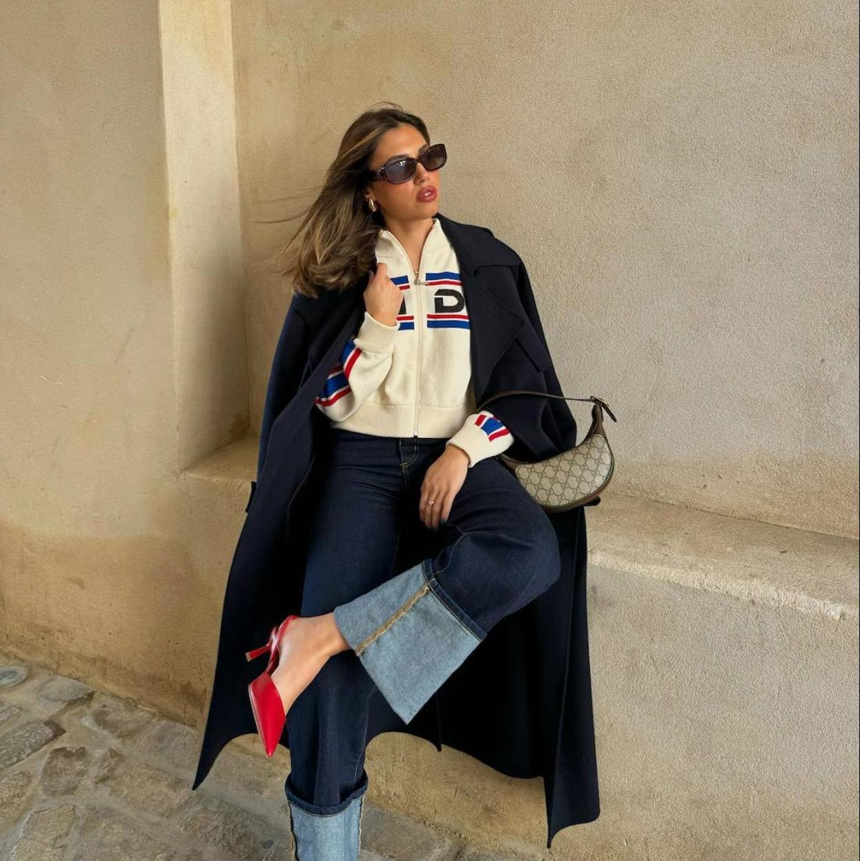 Influencer con chaqueta de punto con cremallera viral