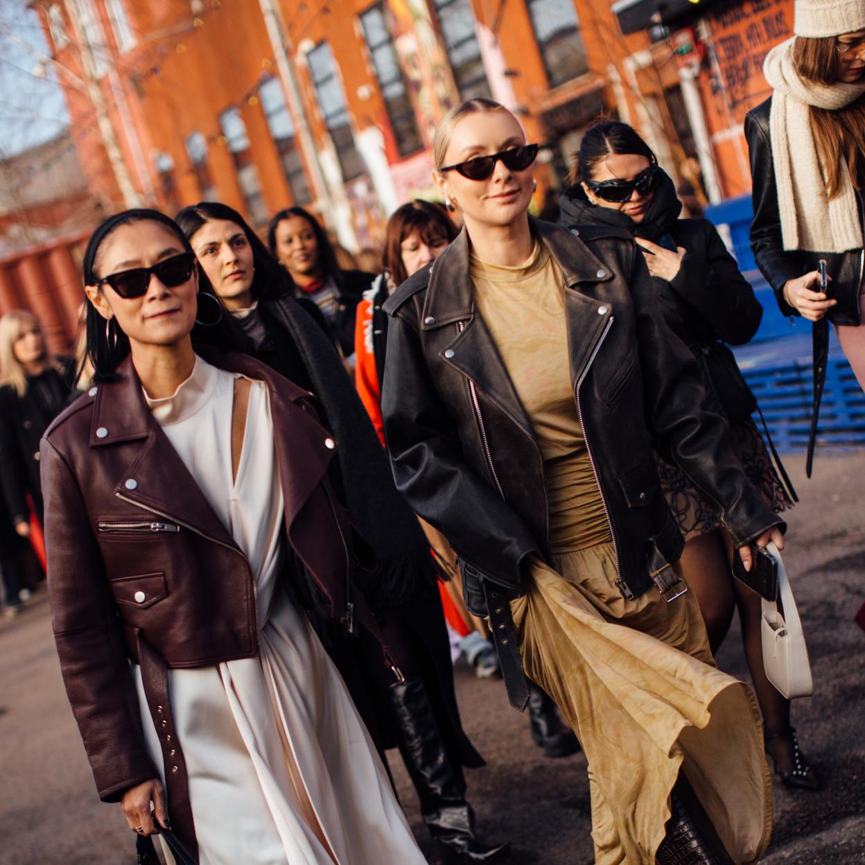 Unas mujeres con chaquetas de cuero en el street style.