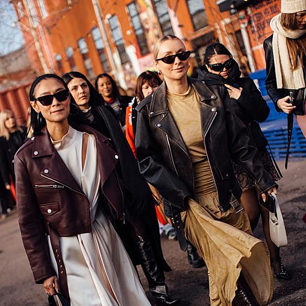 Todo el mundo está obsesionado esta temporada con las chaquetas de cuero en marrón con efecto desgastado