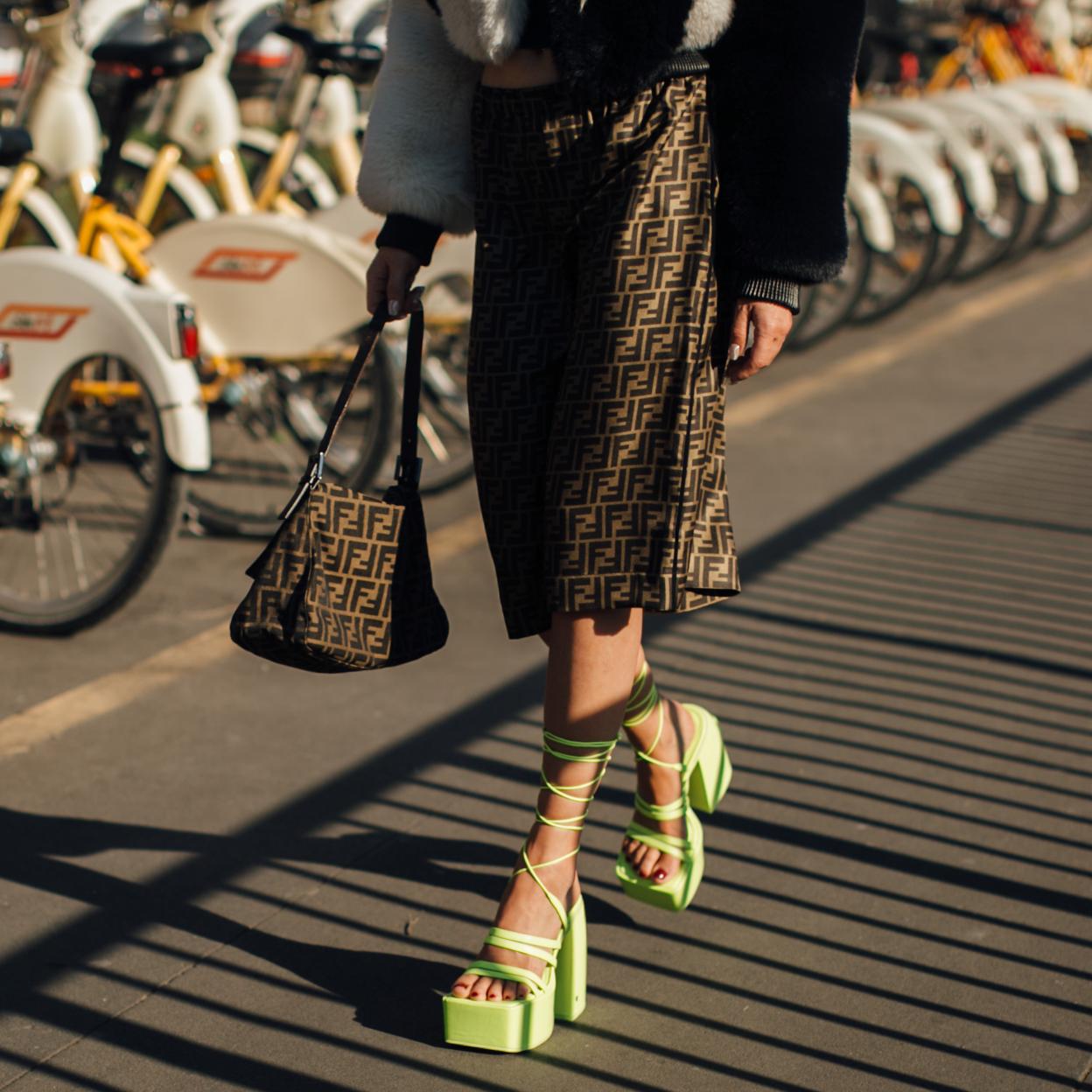 Un look con pantalones piratas de street style.