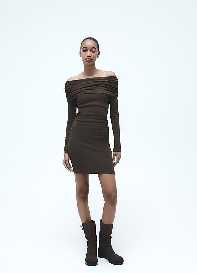 Imagen - Vestido con escote off the shoulder de Zara, 19,95 euros.