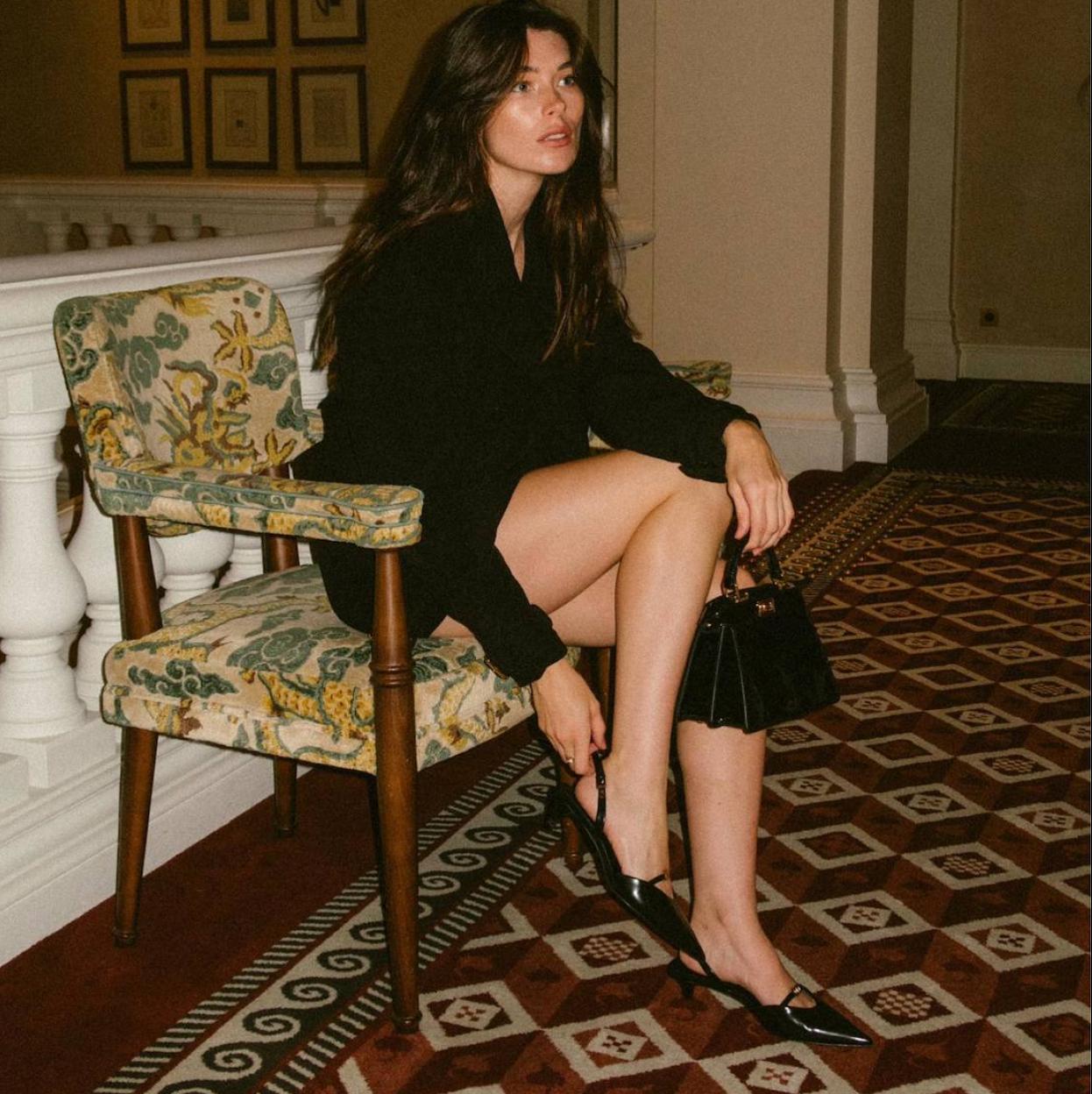 Influencer con zapatos de tacón elegantes tendencia