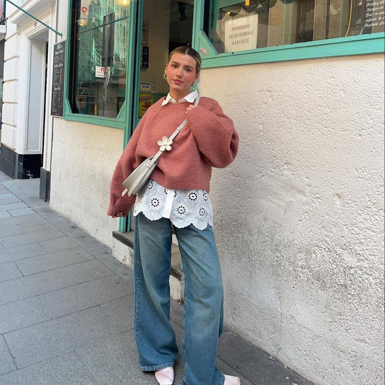 La influencer lleva una camisa bordada