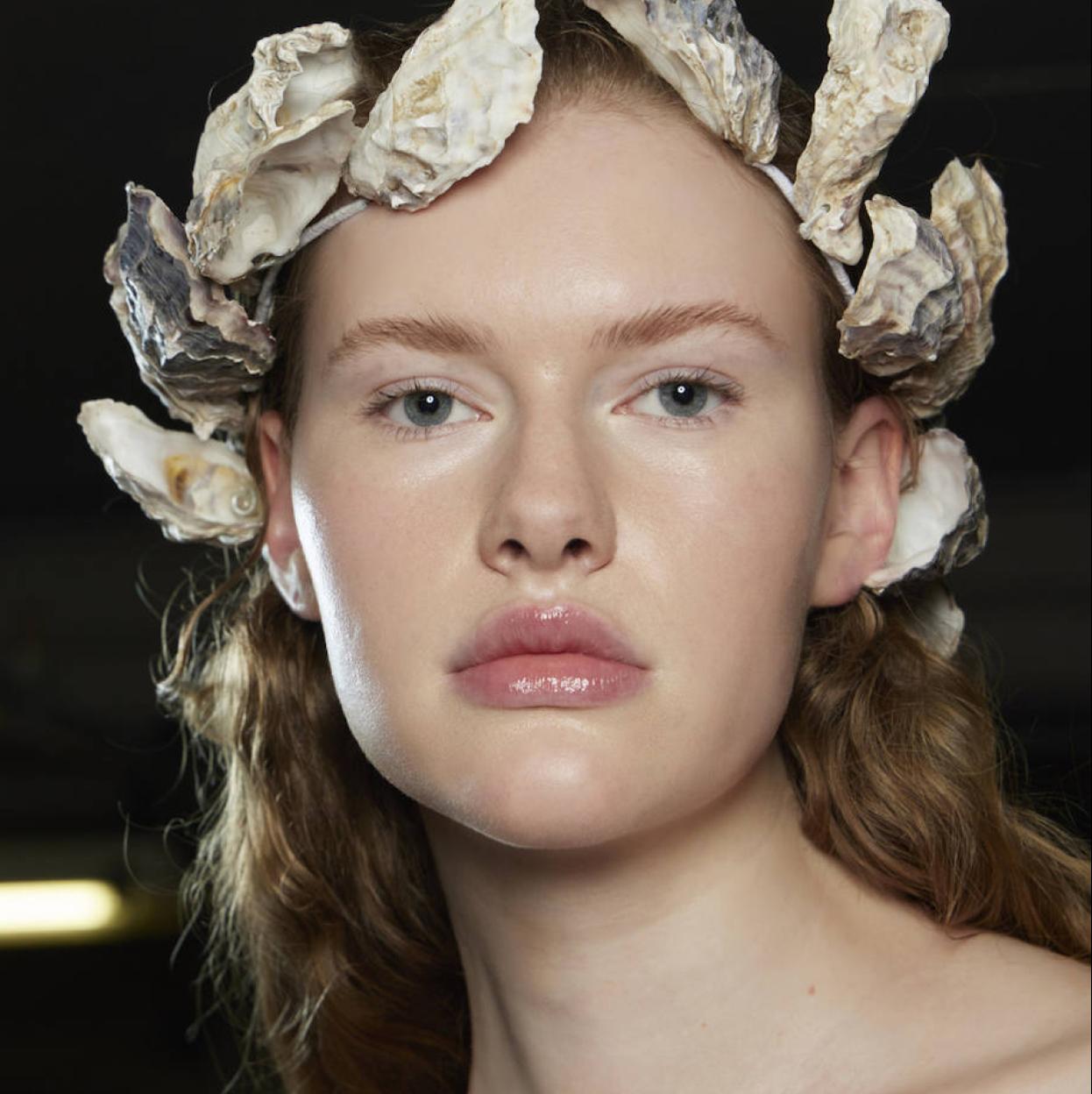 Modelo con labios de cristal