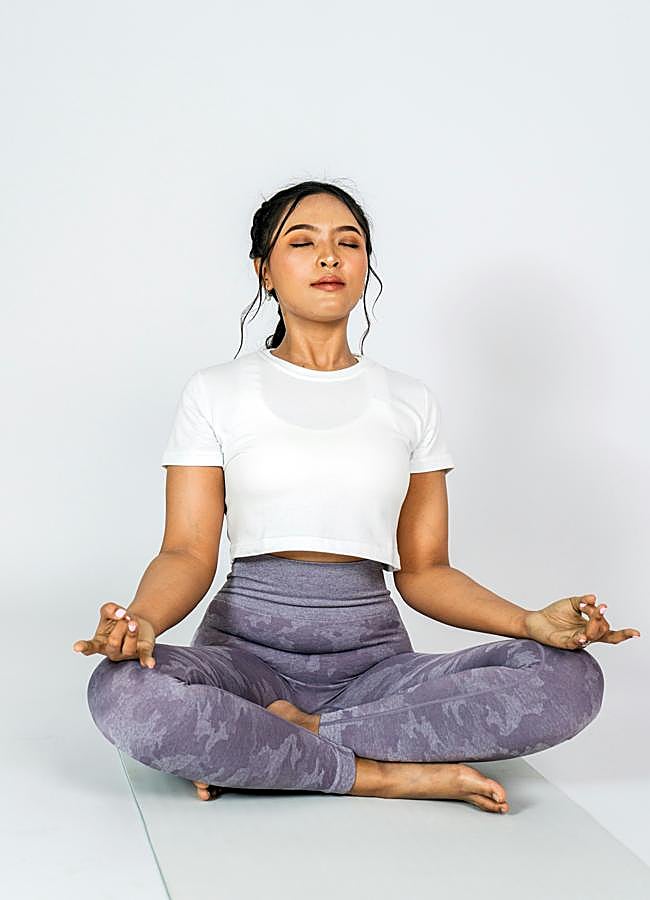 Imagen - Mujer realizando respiración para aliviar el estrés. / UNPLASH