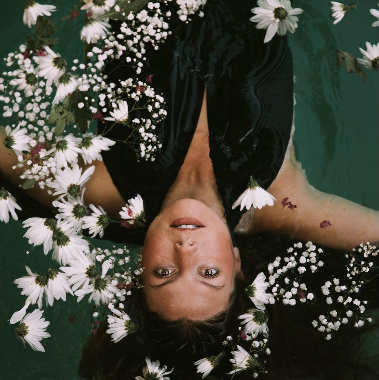 Mujer practicando la meditación. /