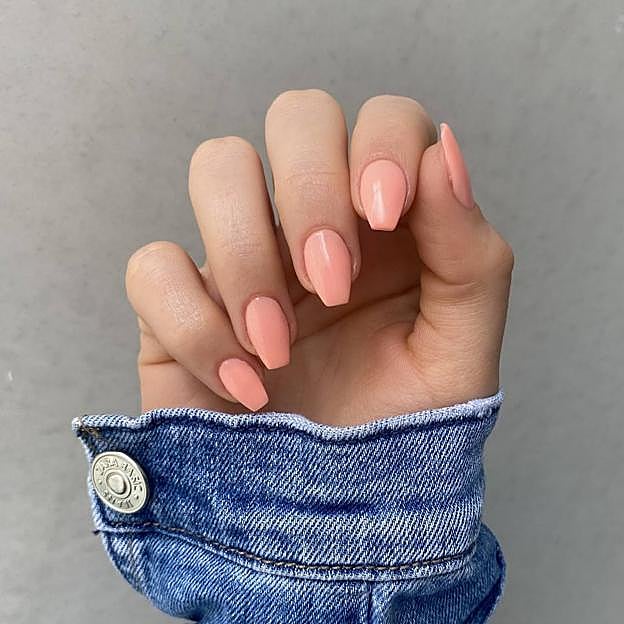 Uñas bailarina en color tendencia de manicura peach fuzz