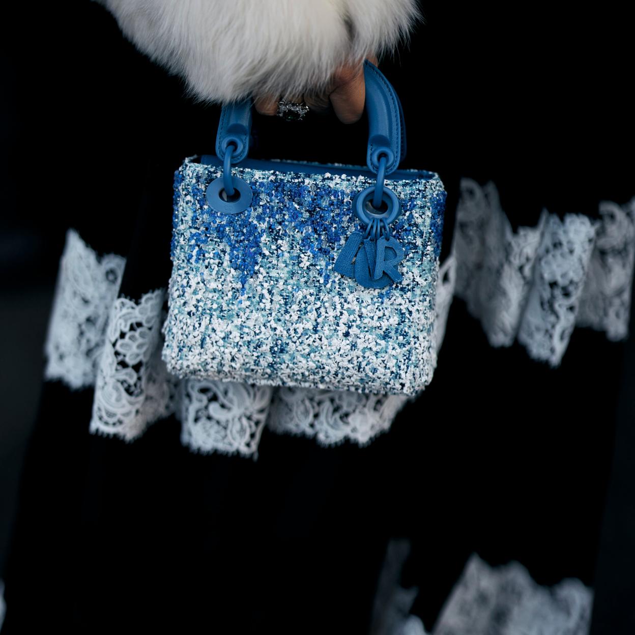 Estos son los bolsos con textura que mejor combinan con tus looks sencillos.